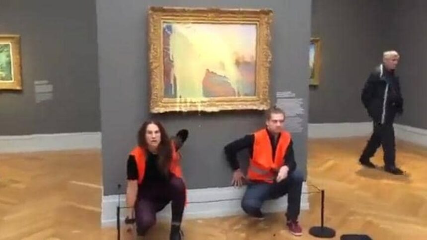 ¡LO VOLVIERON A HACER! Activistas lanzaron "puré de papas" contra obra de Monet en museo de Alemania