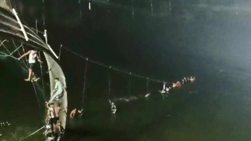 Al menos 40 muertos tras caer un puente colgante en el oeste de la India +VIDEO