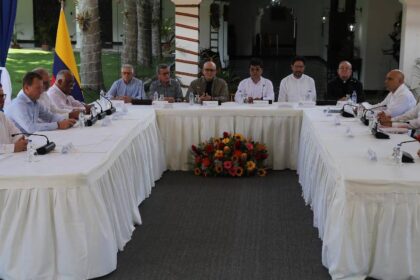 El chavismo se prepara para recibir este lunes las conversaciones de paz entre el Gobierno colombiano y la guerrilla del Ejército de Liberación Nacional