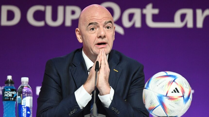 La dura medida que quiere aplicar el presidente de la FIFA contra los equipos cuyos aficionados profieran insultos racistas