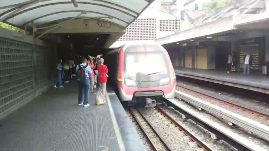 EN VIDEO | Joven fue rescatado de los rieles del Metro en la estación Agua Salud este 28Ene