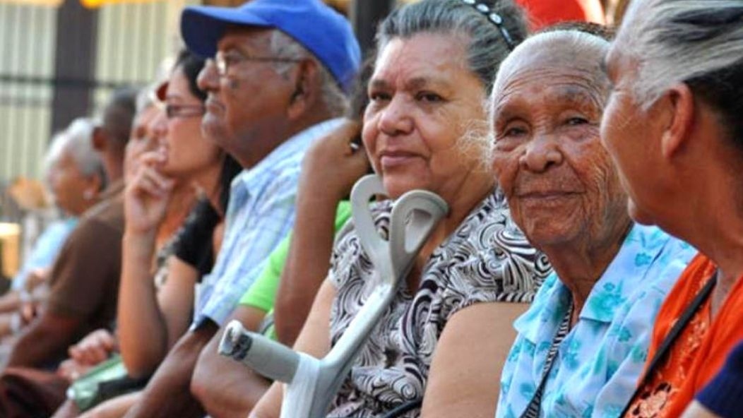 Abuelos en crisis: Más de 600 mil viven solos, no tienen para comer y hasta el ajo es su único antihipertensivo