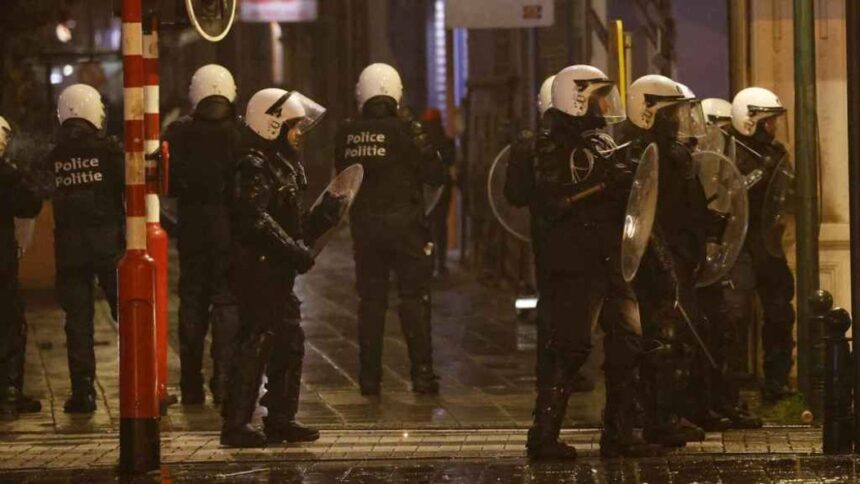 Decenas de personas provocaron este domingo protestas y destrozos en el centro de Bruselas tras el partido del Mundial de fútbol que sorpresivamente perdió Bélgica ante Marruecos||||