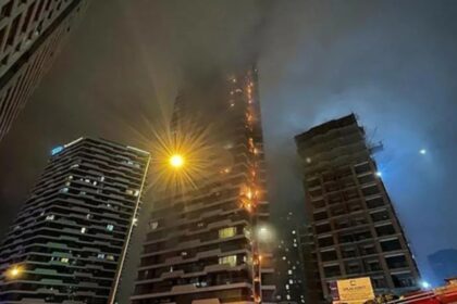 EN VIDEO | Incendio se esparció por los 24 pisos de una torre residencial en Estambul|