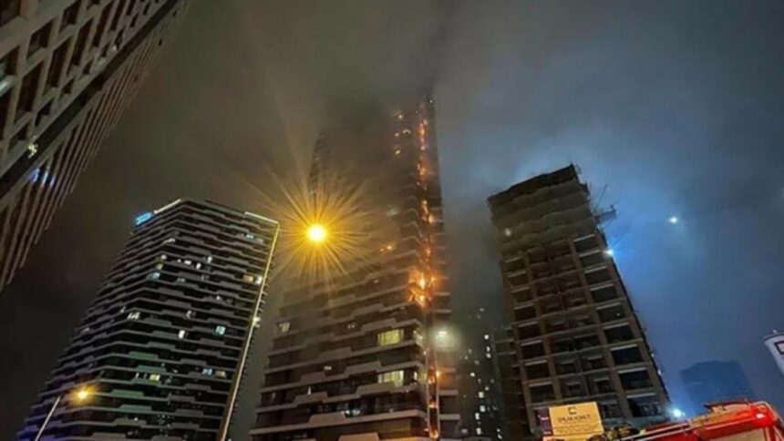 EN VIDEO | Incendio se esparció por los 24 pisos de una torre residencial en Estambul|