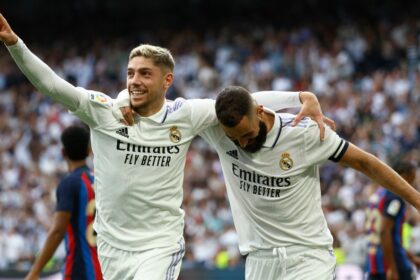 Benzema y Valverde apuntalan victoria del Real Madrid sobre el Barcelona que los deja con el liderato en España