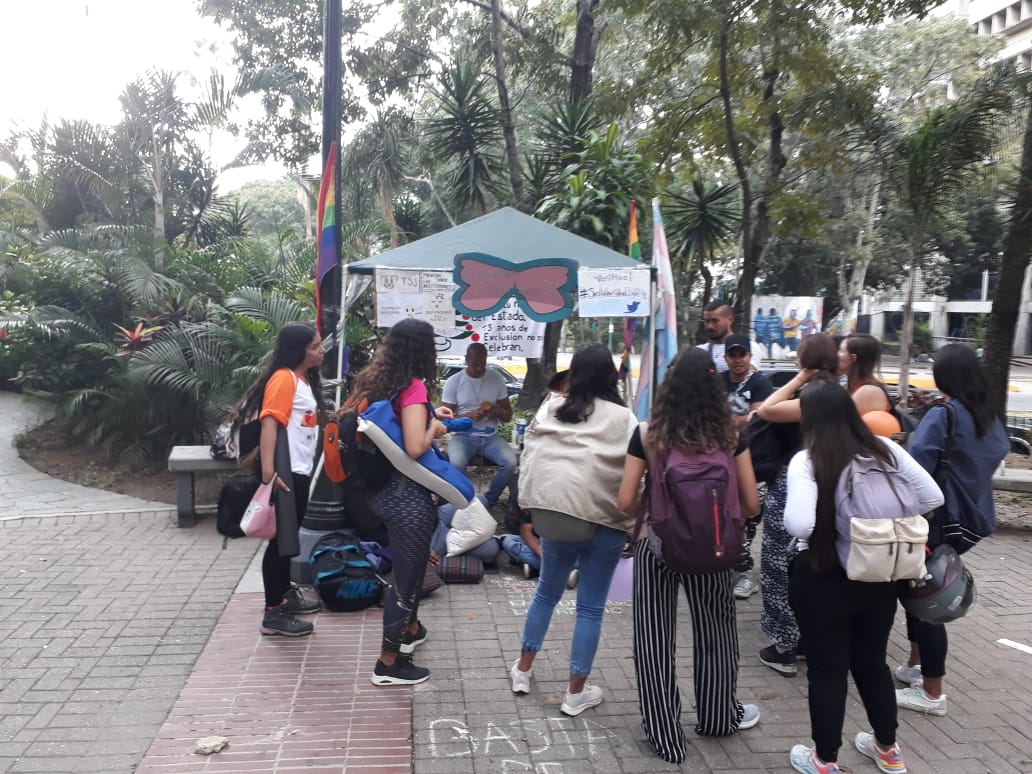 Activistas LGBTIQ frente a la Defensoría, piden respuestas positivas o no levantarán protesta