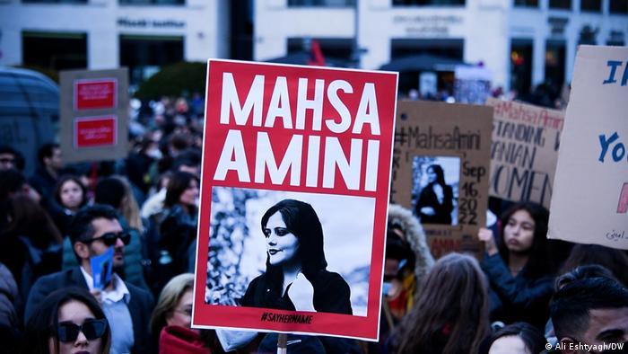 Médicos afirman que Mahsa Amini fue golpeada durante su cautiverio y esto provocó su muerte