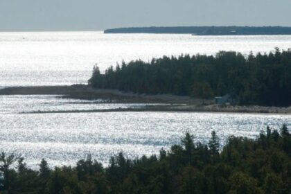 Derriban objeto deconocido en forma de octágono en un lago ubicado entre EEUU y Canadá este 12feb