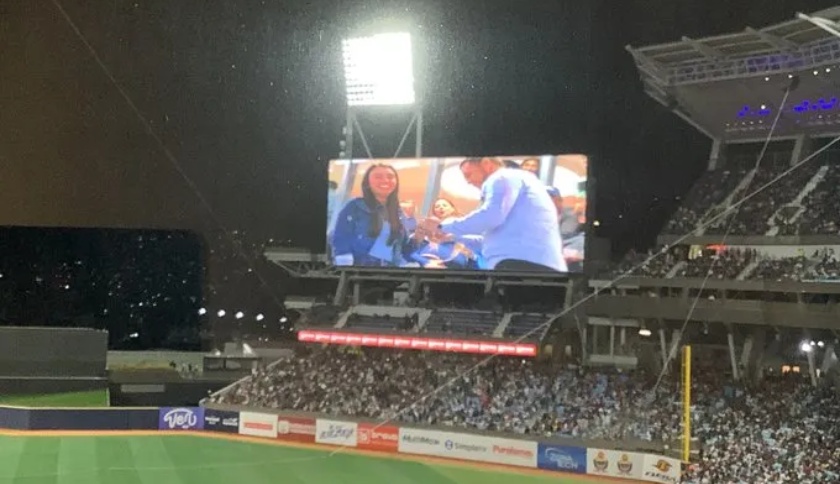 EN VIDEO | Le pidió matrimonio a su novia en pleno estadio durante el juego entre Venezuela y Cuba