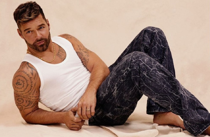 Ricky Martin calentó las redes sociales con un video donde recibe lluvia de pinturas totalmente desnudo