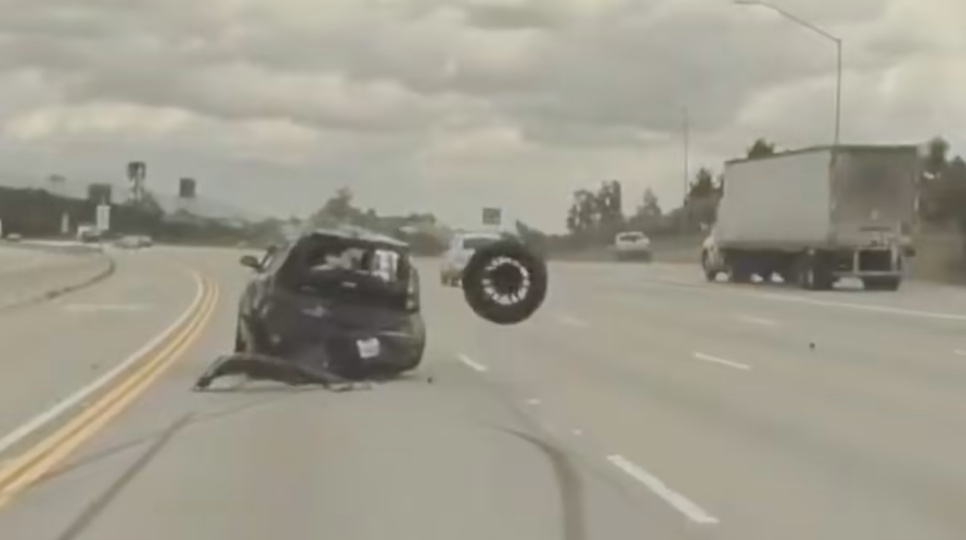 El video viral de impactante accidente en una autopista, carro se volcó por culpa de un caucho