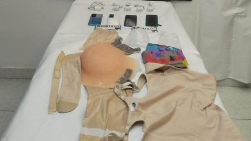 Lo que intentó ingresar una mujer a una cárcel simulando embarazo con una barriga falsa