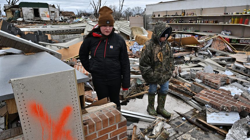 Aumenta a 27 el número de víctimas dejadas por los tornados que azotan EEUU