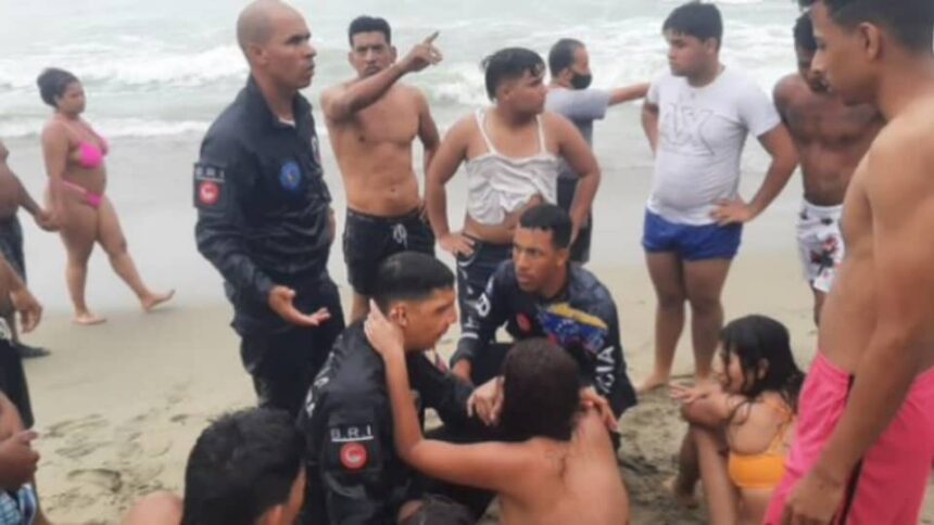 EN VIDEO | El heroico rescate de una persona que se ahogaba en una playa de Vargas