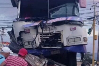 EN VIDEO | Buseta se llevó un carro en un cruce y ambos impactaron un semáforo, hay tres muertos y ocho heridos