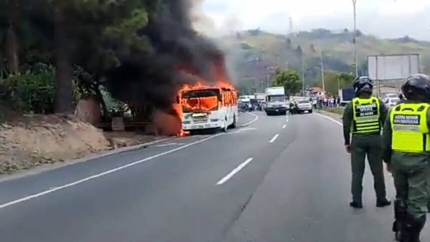 EN VIDEO | Así se incendio un autobús en la Autopista Regional del Centro este 20May