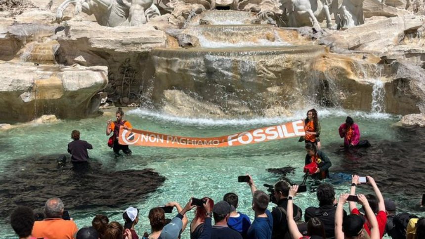 EN VIDEO | Activistas por el clima tiñeron de negro la icónica Fontana di Trevi en Roma