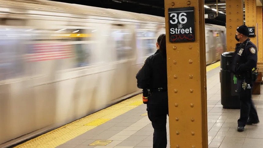 TERROR EN NUEVA YORK: Quincuagenario fue apuñalado cuatro veces en la cabeza dentro de un vagón del Metro
