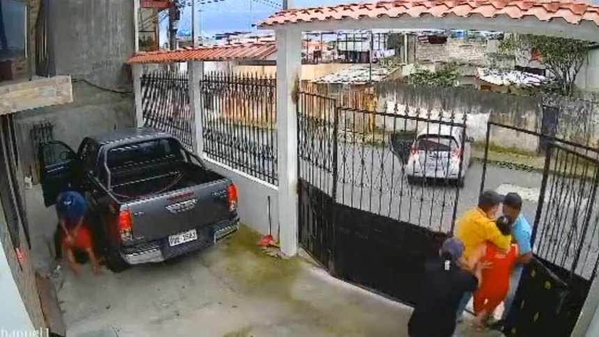 EN VIDEO | El impactante momento en que una mujer fue sometida y secuestrada en su vivienda