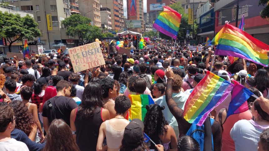 EN FOTOS | Con multitudinaria marcha se celebró el Día del Orgullo Lgbtiq en Caracas este 2Jul