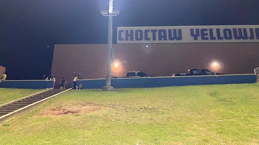 EN VIDEO: La estampida que generó un tiroteo durante un partido de fútbol americano en escuela de EEUU, hubo cuatro heridos