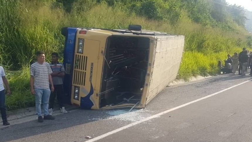 EN FOTOS: Aparatoso accidente en la Caracas-La Guaira dejó al menos 20 heridos este 17Sep