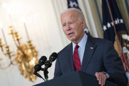 El presidente de Estados Unidos, Joe Biden, reveló estudia la potestad que pueda tener por su cuenta, para cerrar la frontera sur del país