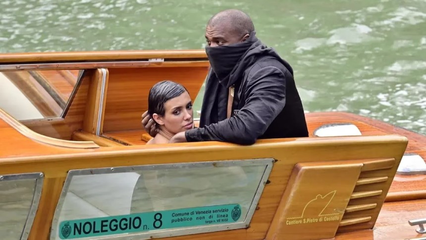 NUEVO ESCÁNDALO | Kanye West habría sostenido relaciones sexuales con su esposa en taxi acuático de Venecia