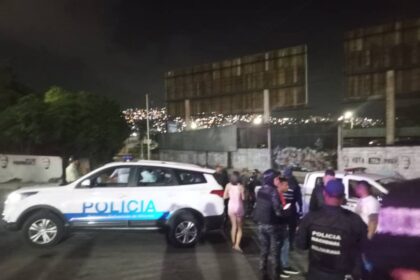 EN CARACAS: Disparó mortalmente a dos jóvenes que compartían en la puerta de su edificio tras una discusión