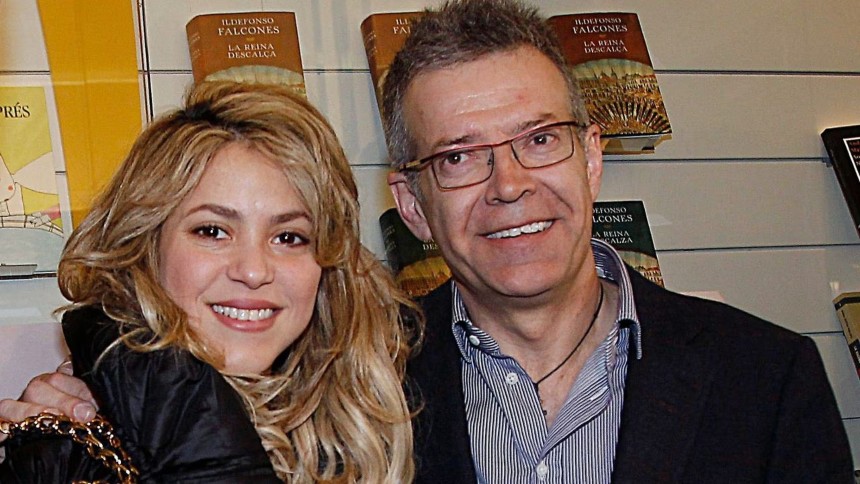 La polémica separación entre Shakira y Gerard Pique continúa y ahora envuelve a otro familiar del exfutbolista, su padre, quien le ha dedicado un estado de WhatsApp a la intérprete colombiana.
