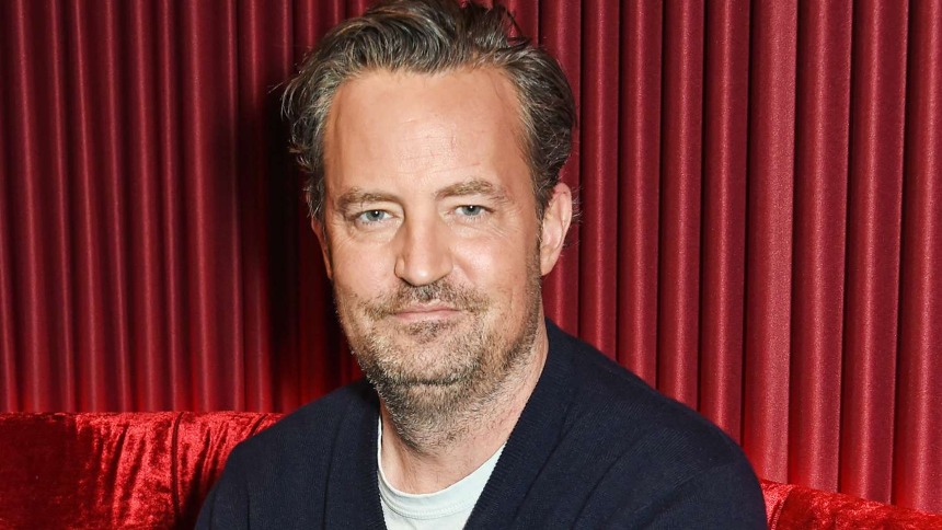 La última foto que publicó Matthew Perry en sus redes fue bañándose en el jacuzzi de su casa