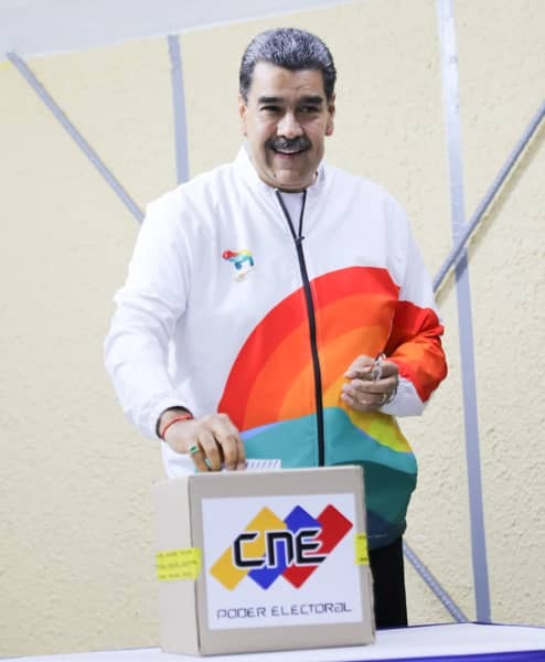 EN FOTOS: Chavistas y opositores votaron en el referéndum sobre el Esequibo este 3Dic 