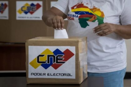 EN FOTOS: Chavistas y opositores votaron en el referéndum sobre el Esequibo este 3Dic