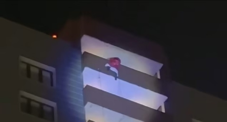 EN VIDEO: Hombre vestido de Santa murió al caer de un piso 24, buscaba ...