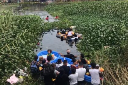 VIDEO: Migrantes venezolanos pasan el Río Bravo junto a sus hijos en un colchón inflable