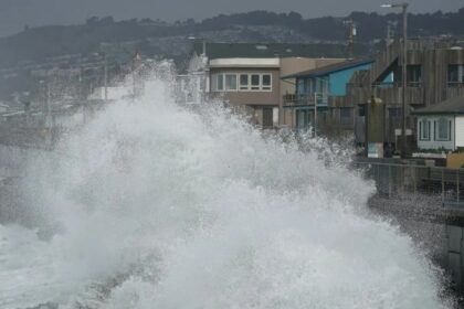 Videos: Gigantescas olas continúan impactando las costas de California por lo que instan a evacuarlas durante este fin de semana