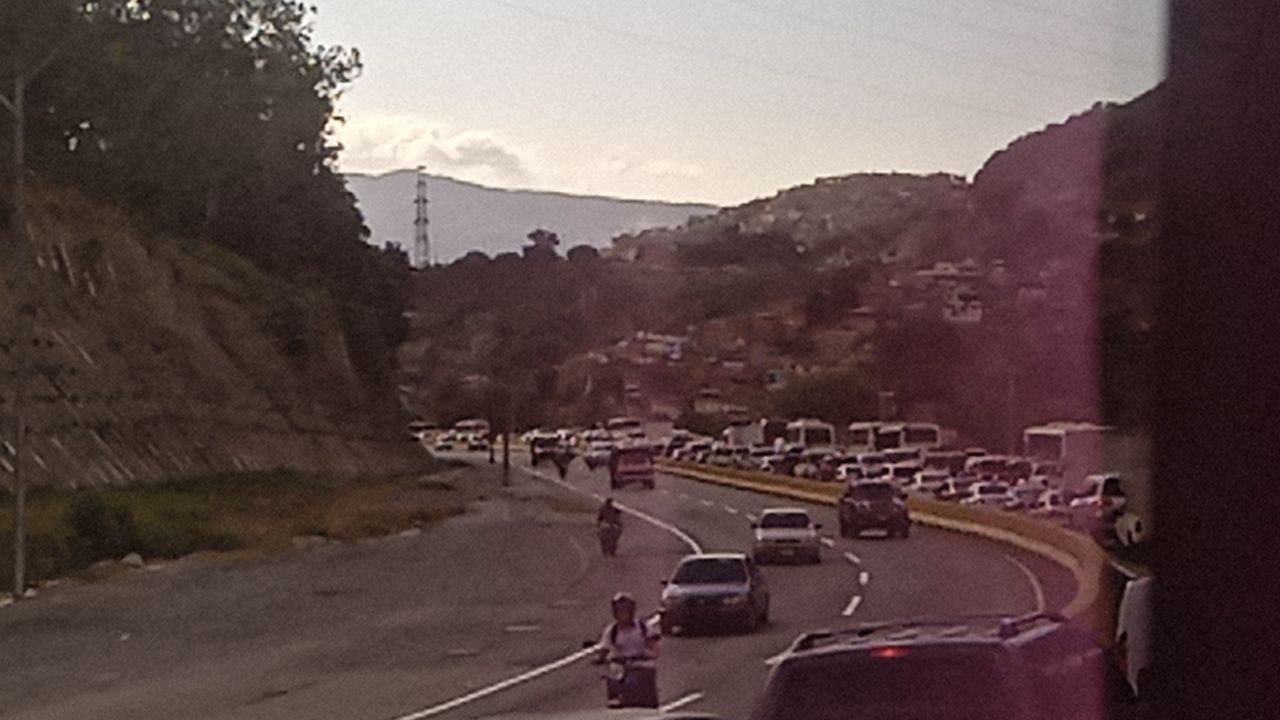 Gandola con chatarra se volcó en la Caracas - La Guaira, carga se esparció en el viaducto 1