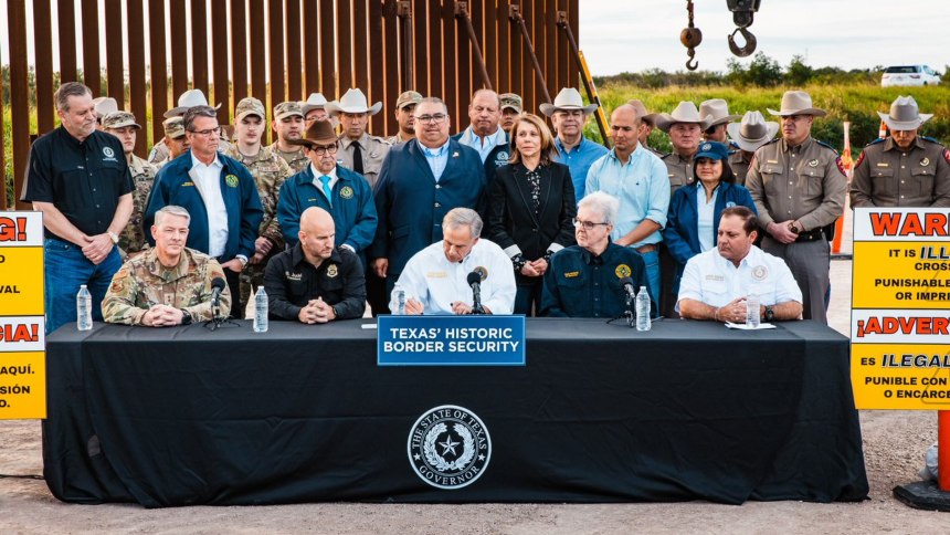 Las preocupantes declaraciones del gobernador de Texas que ponen en peligro la vida de los migrantes ilegales