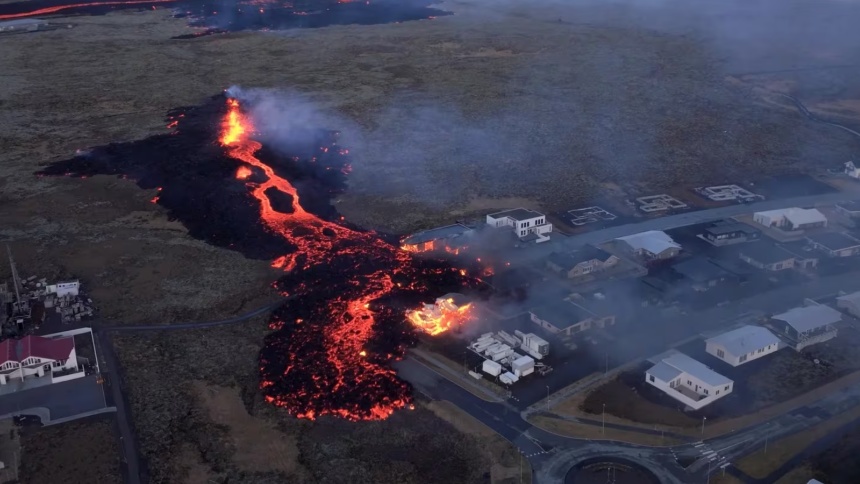 Las apocalípticas imágenes del río de lava que arrasa con pueblo de
