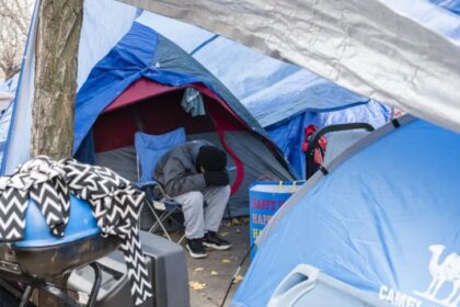 Migrantes venezolanos en Chicago prefieren dormir en carpas que ir a un refugio