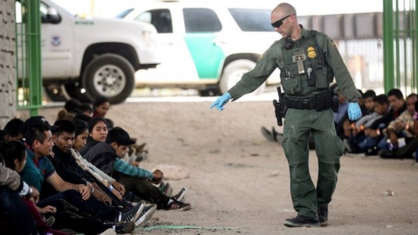 Un juez estadounidense suspendió, este jueves 29 de febrero, la entrada en vigor de una ley Texasdetener y expulsar a migrantes de EEUU.  