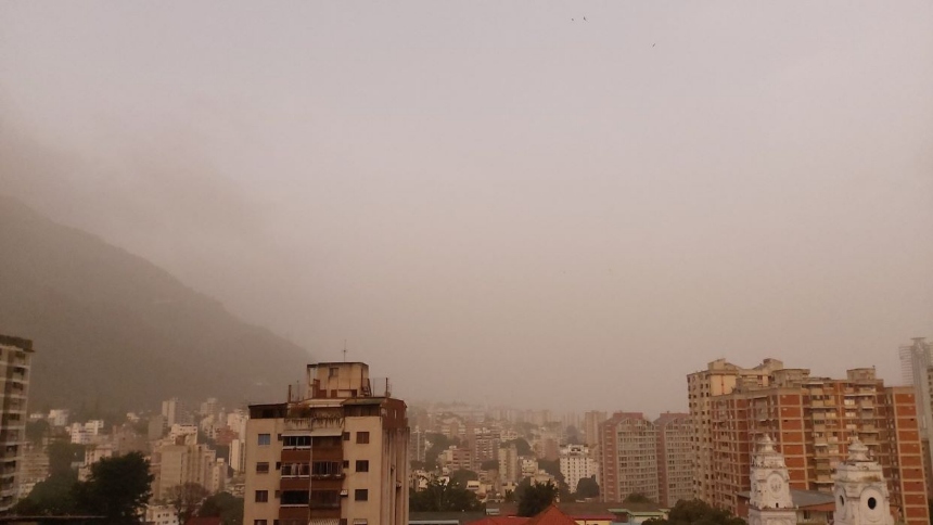 Picazón e irritación de la garganta, así vulnera la salud de los venezolanos el polvo del Sahara.