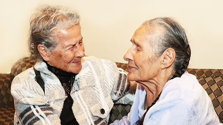Hermanas gemelas se reencontraron 81 años después gracias a una prueba de ADN