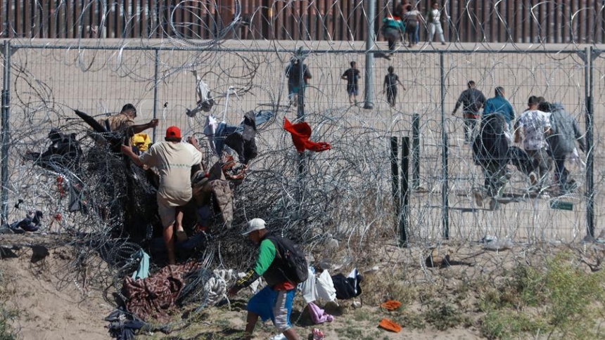 Una valla de navajas, es una barrera nueva y mortal para los inmigrantes en el Río Grande, que separa a México de Estados Unidos.