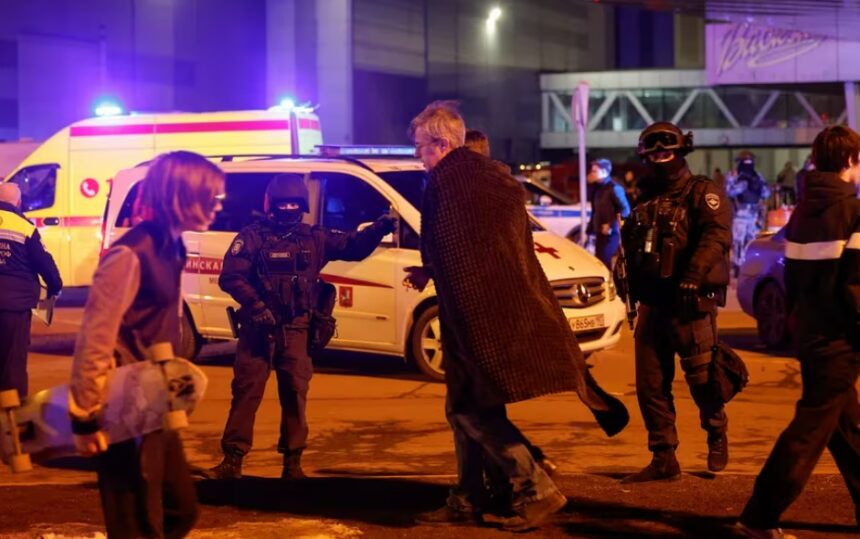 El grupo yihadista Estado Islámico declaró su autoría sobre el tiroteo y explosión en una sala de conciertos en Moscú (Rusia)