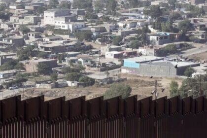 Un hombre quería migrar a EEUU y le costó la vida, el migrante murió después de caer de la valla fronteriza con México.