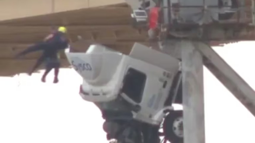 EN VIDEO: El espectacular rescate de la chofer de una gandola que quedó colgada del puente de una autopista en EEUU