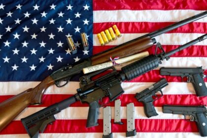 El Gobierno de Joe Biden anunció, este jueves 11 de abril, que ampliarán la verificación de antecedentes, para poder comprar armas en EEUU.