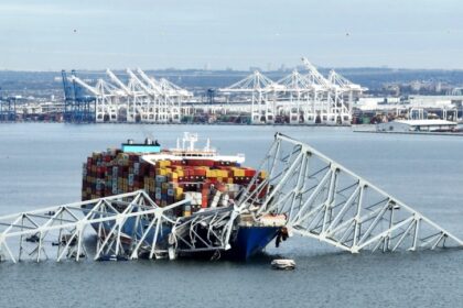 Comenzaron a retirar los contenedores del barco que chocó con el puente en Baltimore (EEUU). Esperan, que dicha tarea, complete en la semana